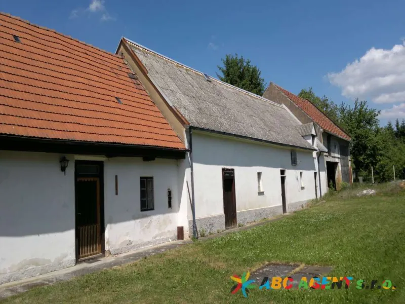 Pohled na budovy za vstupem, Pernarec 61, Plzensko, 2+1, Chalupa